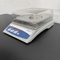VWR Incubating Microplate Shaker image 1